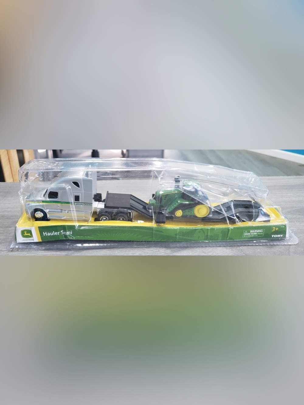 JOHN DEERE SCALE SEMI TRUCK W/ TRACTORS, SILVER *DISTRESSED PKG
